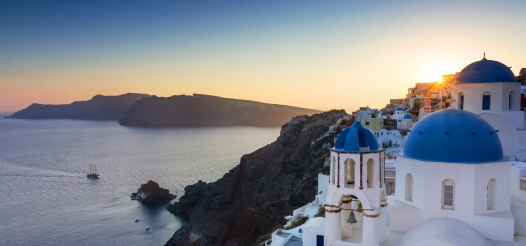 Ιρίδα δύπλα στην θάλασσα Οία Σαντορίνη Ελλάδα